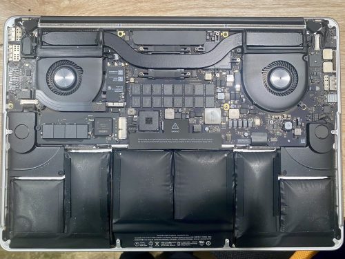 バッテリー膨張？！｜MacBook Pro（A1398）のバッテリー膨張