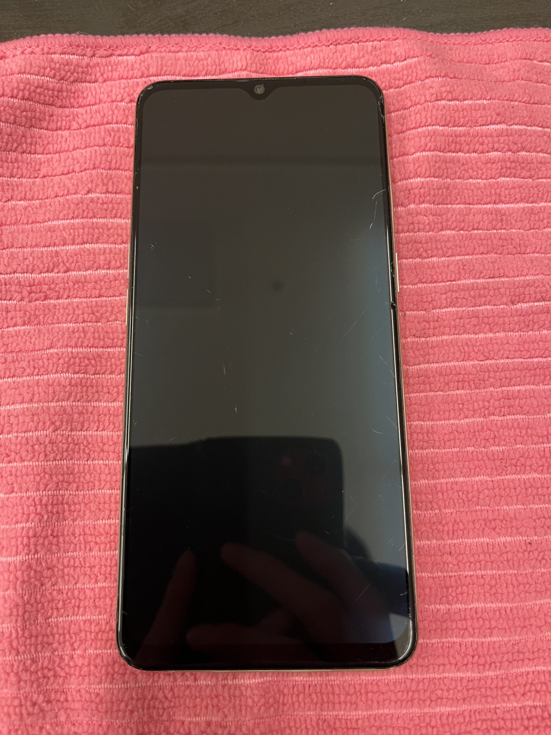 京都市下京区よりOPPO A73 水没してから何も映らない |