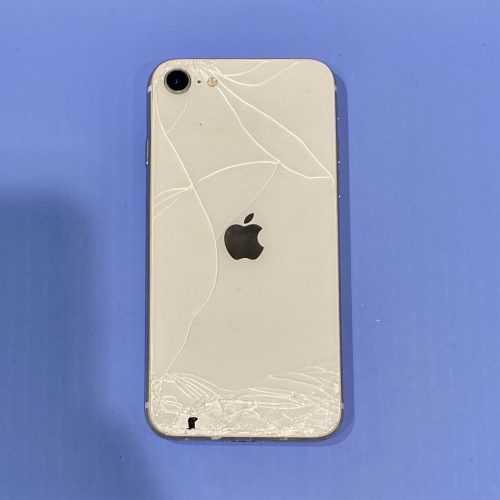iPhone SE3のバックパネル割れは早めの修理を｜宇治市より