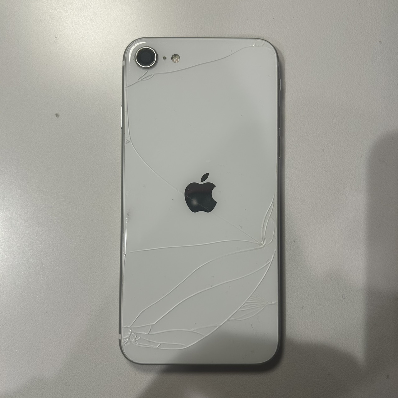 即日対応】宇治市より、iPhoneSE3の背面ガラス割れでご来店！