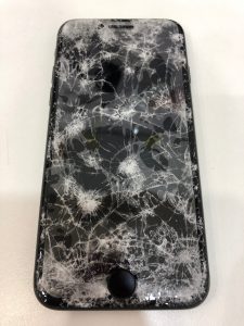 Iphone8が車に踏まれてバキバキに T T しかし悲劇はそれだけでは終わらなかった ﾟdﾟ Iphone修理 京都 スマートクール Momoテラス伏見桃山店 アル プラザ城陽店 イオンモール久御山店