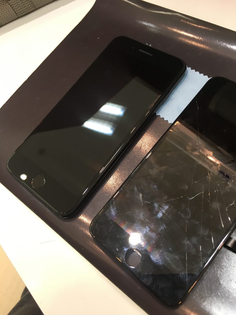 修理後のiPhone7+と壊れた画面