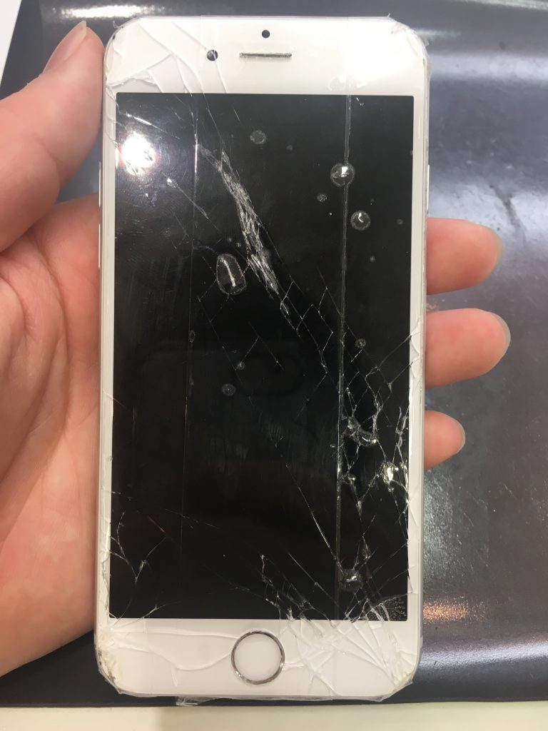画面が割れてしまったiPhone6