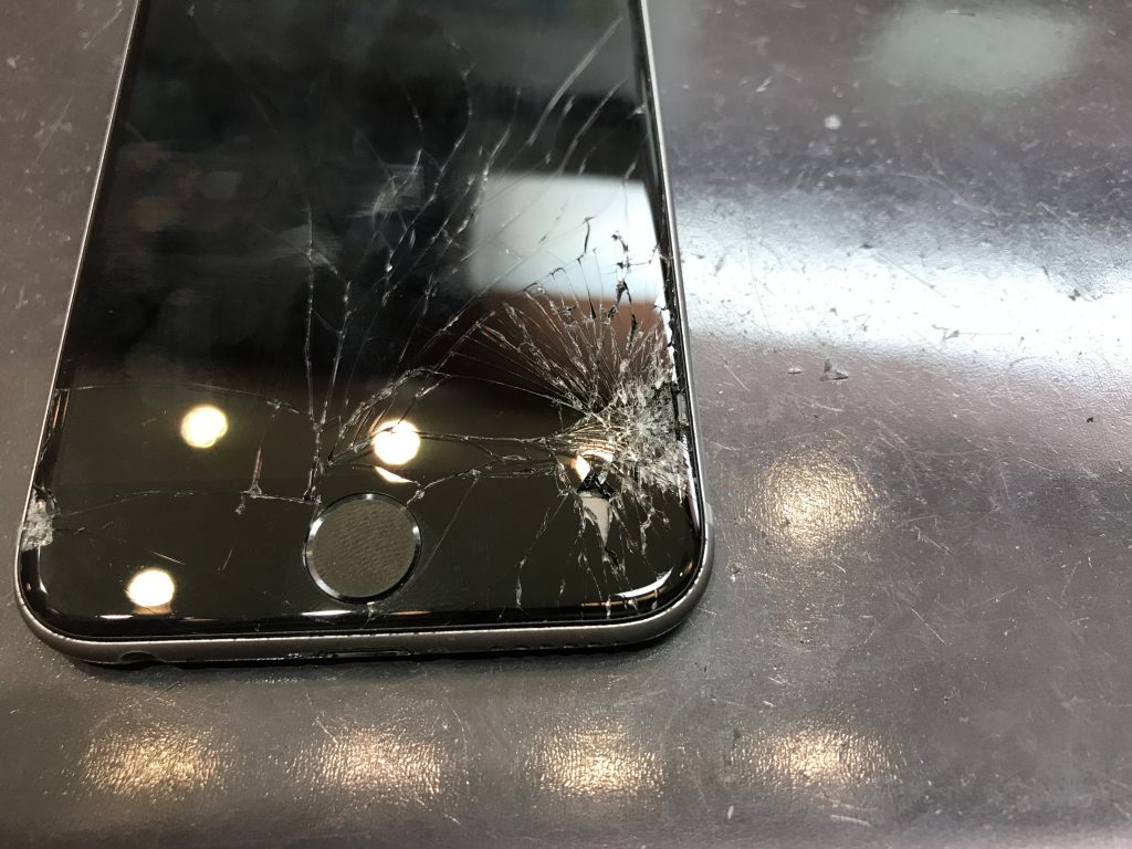 ガラスが割れて貫通したiPhone6s