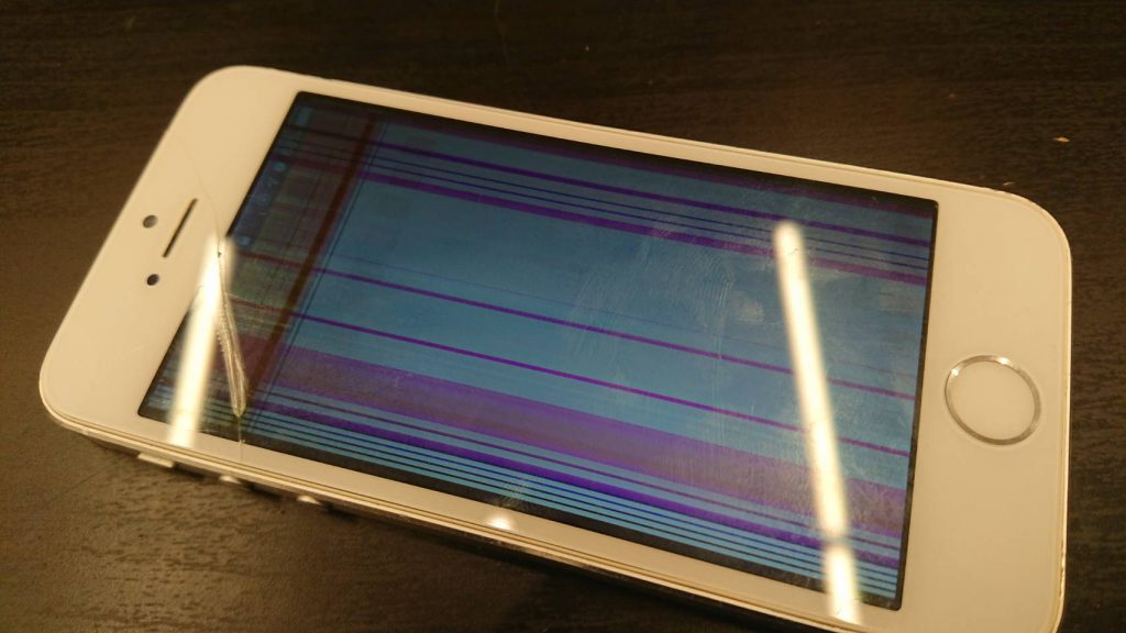 画面が割れて表示がバグってしまったアイフォン5S