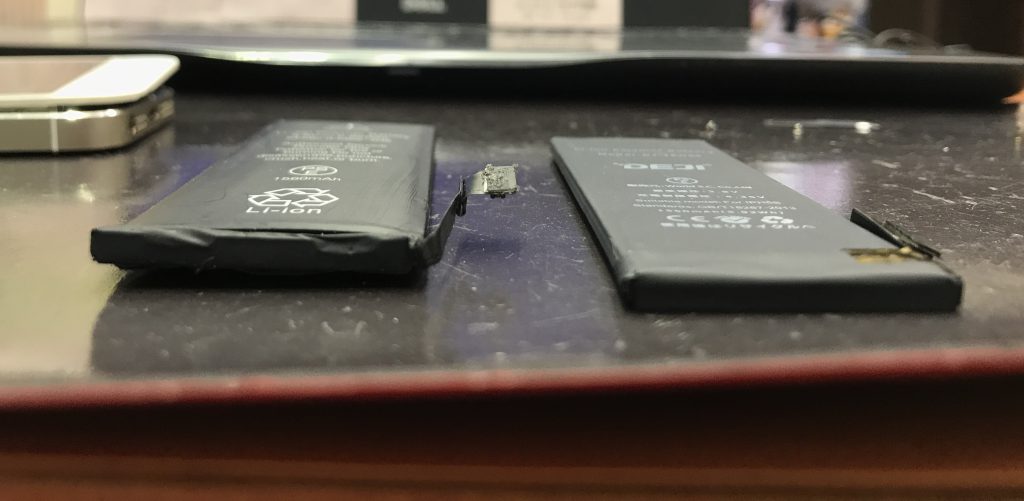 膨張したiPhoneSEのバッテリー、電池、アイホン、iフォーン