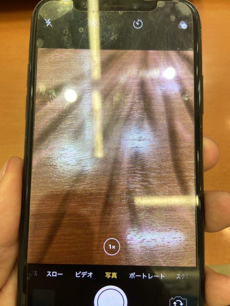 内部が割れたiPhoneXのカメラ、アイホン10