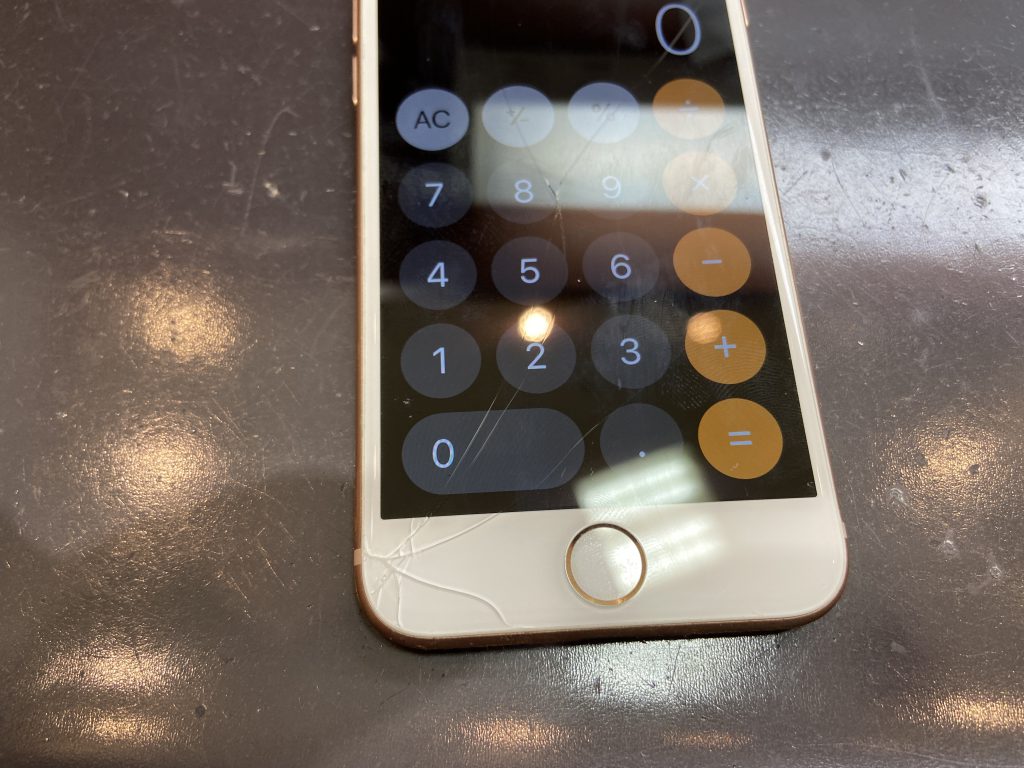 宇治市広野町より角から落とされて割れてしまったiPhone8の画面割れ