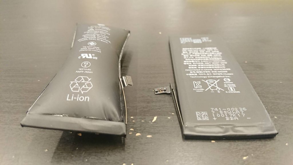 左：膨張したバッテリー　右：普通のバッテリー
